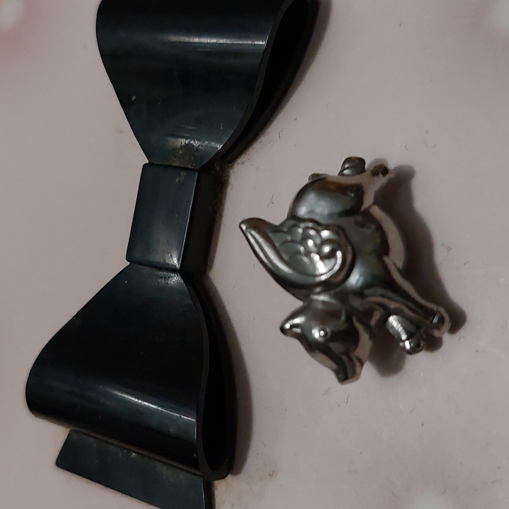 Silvertone pig with wings pocket charm